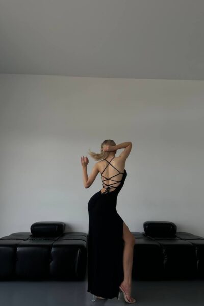 Ilga suknelė su skeltuku ir dekoratyvine nugara „Hot Curve“